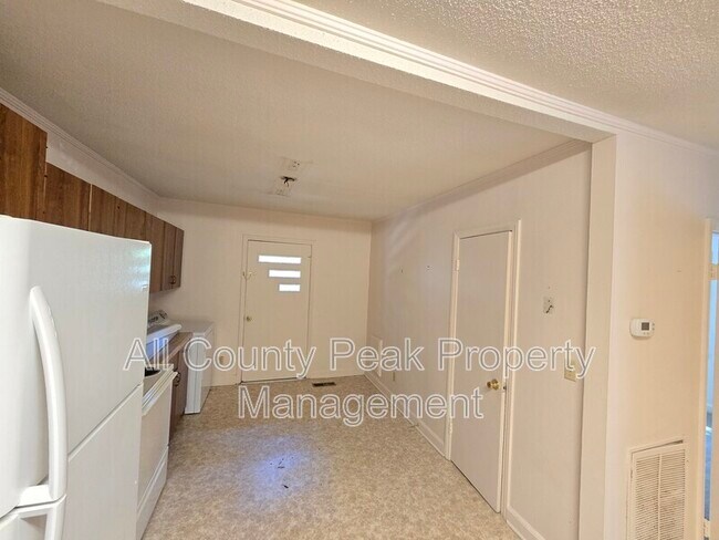 Building Photo - 10 Fountain Cir