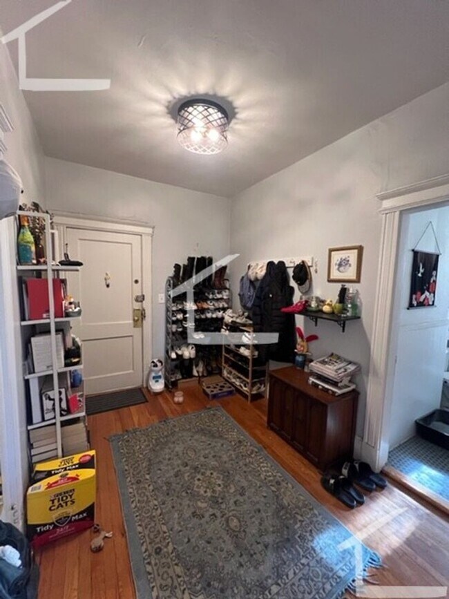 Building Photo - Gorgeous sunny apartment available now due to a lease break - great deal!