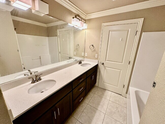 Building Photo - 6613 W Valley View Rd