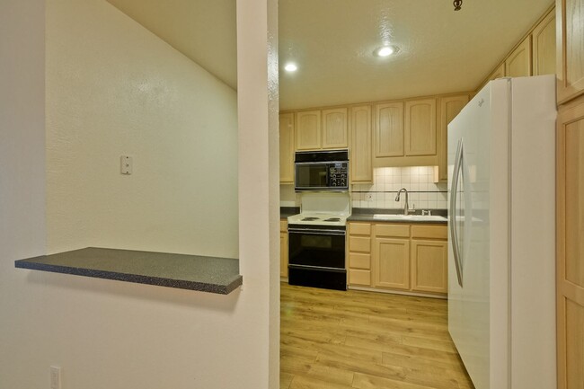 Building Photo - 2-bedroom, 2-bathroom condo in Awesome Mou...