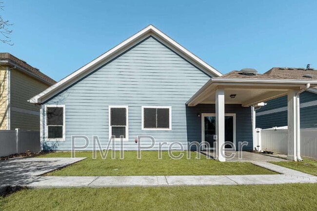 Building Photo - 9004 Blackstone Dr