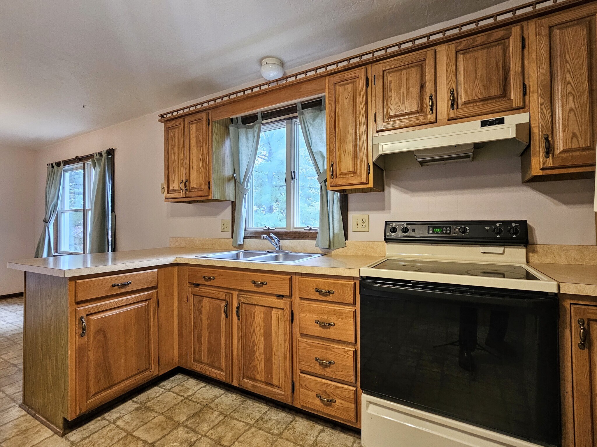 Building Photo - 474 N Maple St