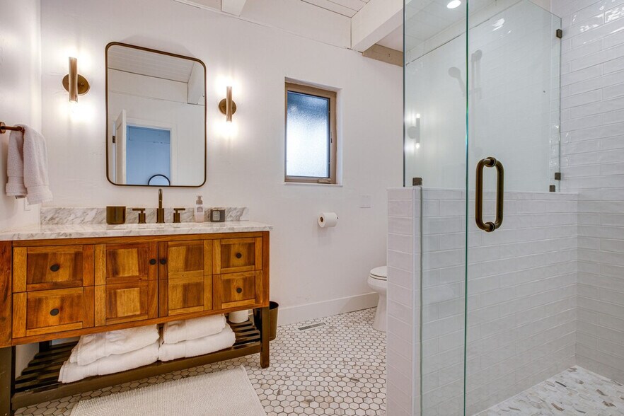 Building Photo - 574 Danube Dr