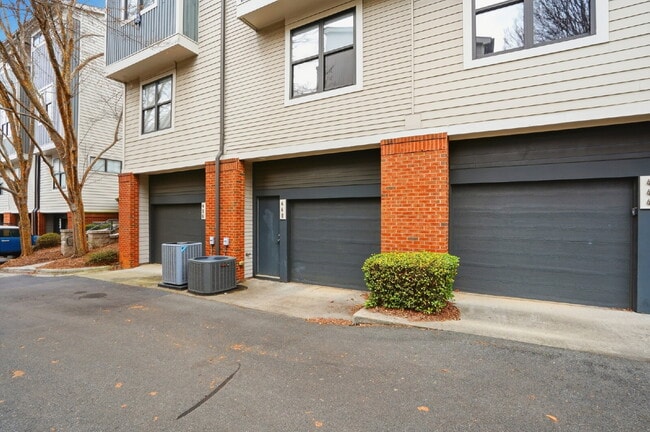 Building Photo - Modern Multi-Level 2BR Retreat with Garage Near Uptown Charlotte