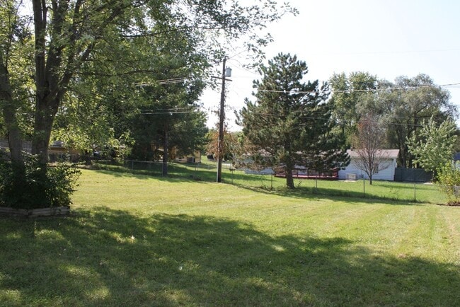 Building Photo - AVAILABLE NOW! Beautiful 3 Bedroom Home in...