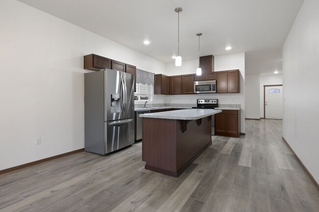 Building Photo - MOVE IN READY! 3 bed 2 bath Heat pump with...