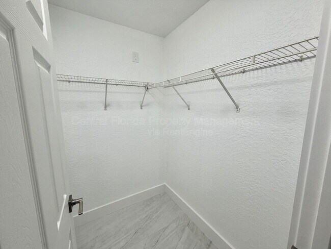 Building Photo - 1909 Bayport Dr