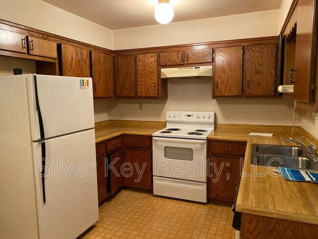 Building Photo - 823 Englewood Rd