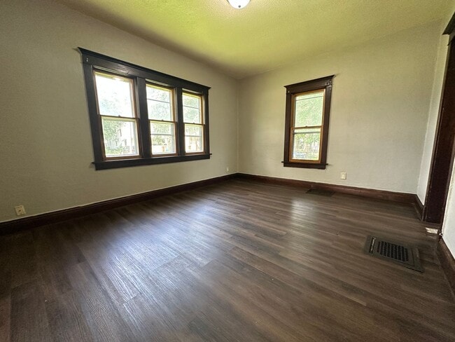 Building Photo - 3 bed, 1 bath home for rent in Waterloo