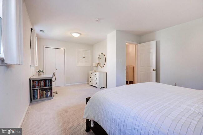 Building Photo - 8805 Honeybee Ln