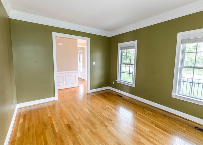 Building Photo - Huge house with vaulted ceilings and fenced in rear yard