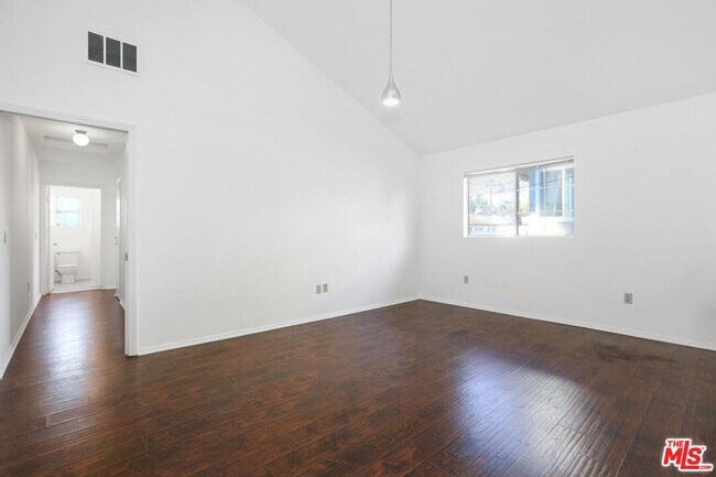 Building Photo - 1753 N Kenmore Ave