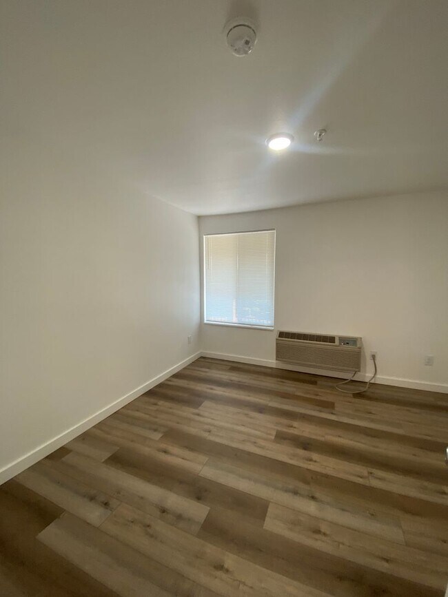 Building Photo - Renovated 2 bedroom Apartments available! ...