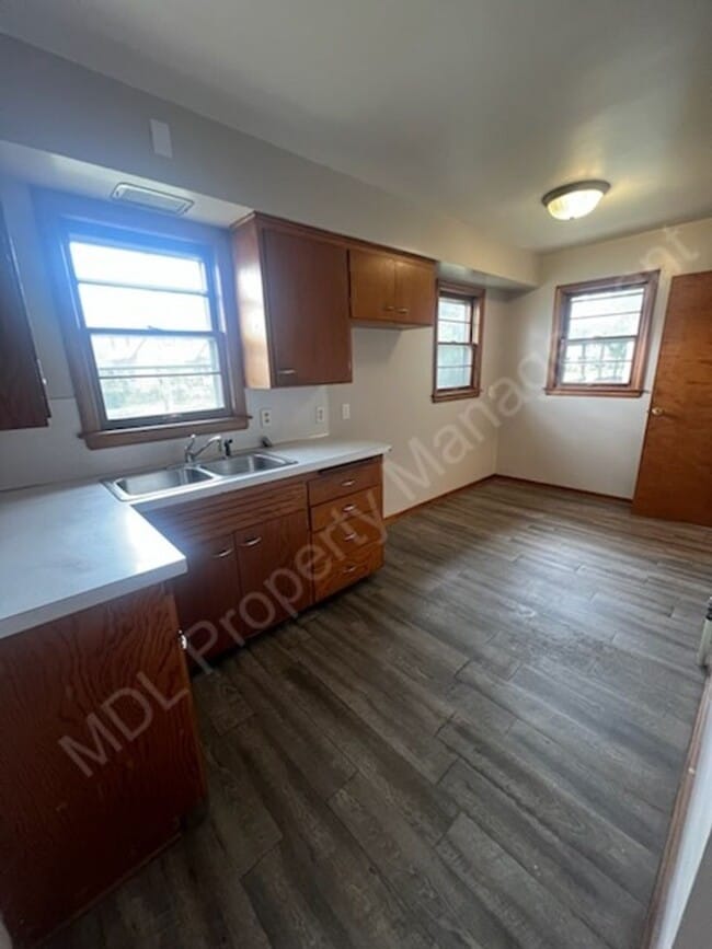 Building Photo - Come make this house your home!