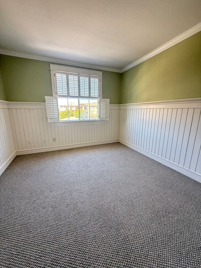Building Photo - Great 2 bedroom unit upstairs nobody above you!