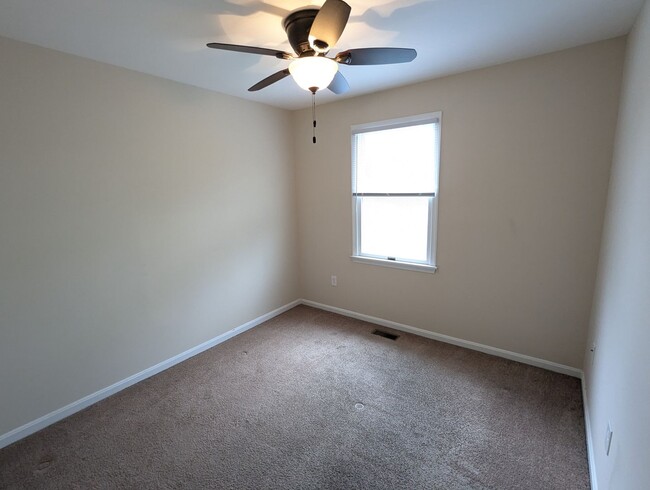 Building Photo - Beautifully maintained townhouse in Freder...