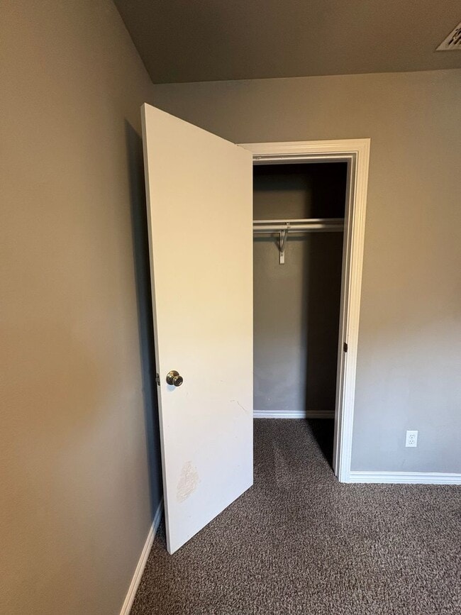 Building Photo - Newly Renovated Town-home