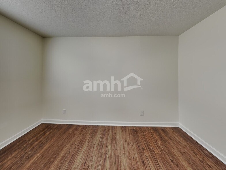 Building Photo - 1065 Meadowbrook Ln SW