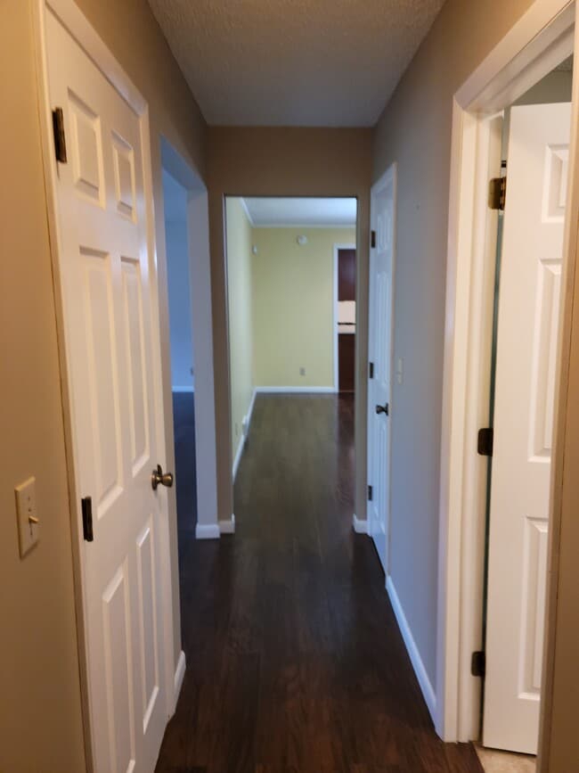 Building Photo - 1440 Sherwood Downs Rd W