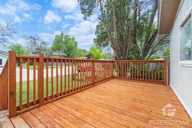 Building Photo - 1824 Katy St