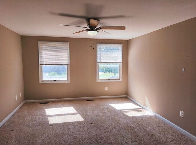 Building Photo - Inviting Townhome in Sterling with Spaciou...