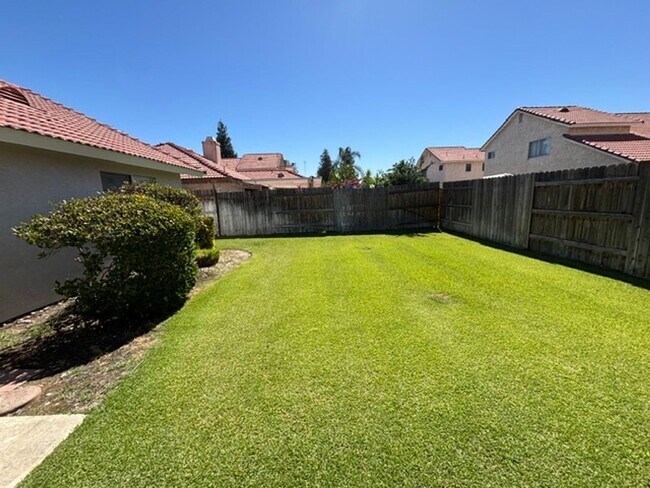 Building Photo - Clean 3 Bedroom / 2 Bathroom home near Stockdale High School, Recently Renovated!