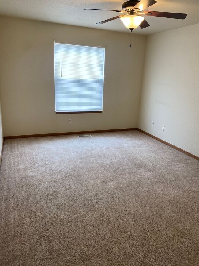 Building Photo - 22540 Hollow Oak Ln