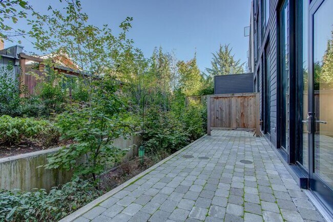 Building Photo - Luxury One Bedroom! Near Salt and Straw an...