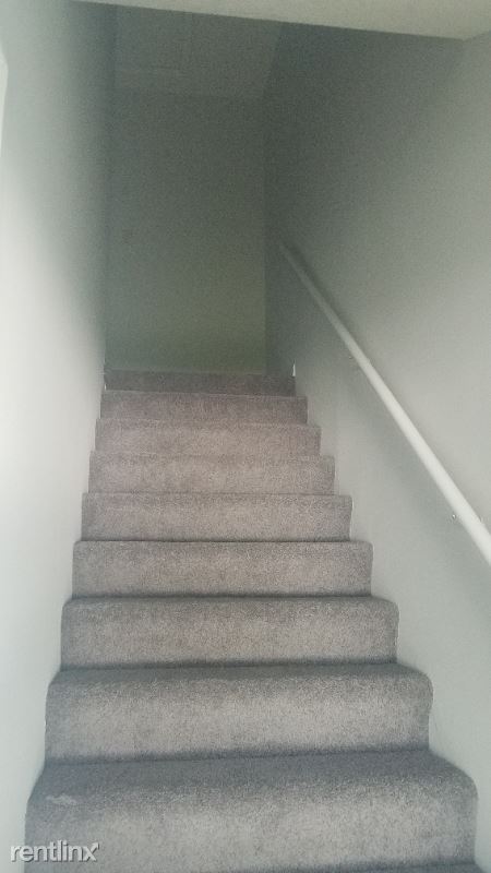 Building Photo - 3 br, 1.5 bath Townhome - 120 Albany Dr