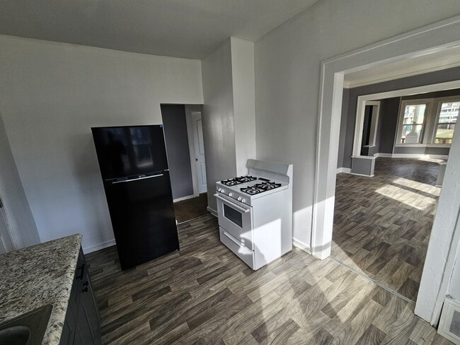 Building Photo - 9208 Pierpont Ave