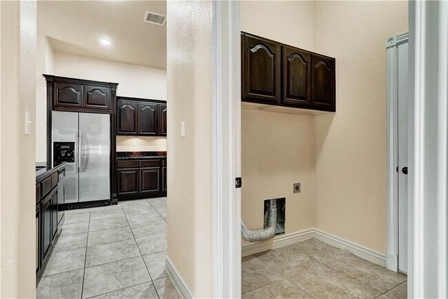 Building Photo - Sandstone Ranch Estates El Paso 3 Bed Refrig A/C!