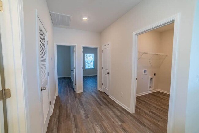 Building Photo - Beautiful 3-Bedroom Townhome in Sought-After Waterways Community