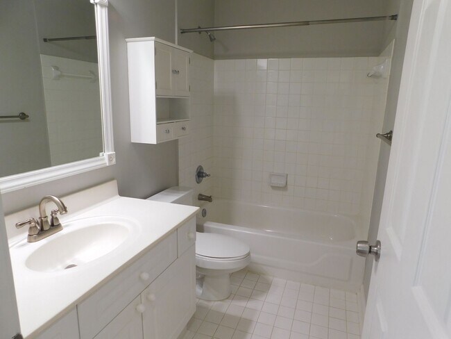 Building Photo - 405 W 7th St