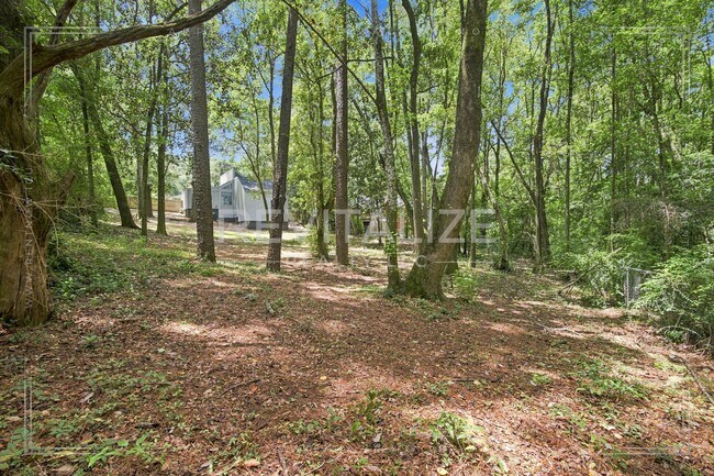 Building Photo - 2739 Knollwood Dr