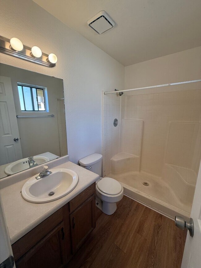 Building Photo - 3 Bedroom 2 Bathroom Home