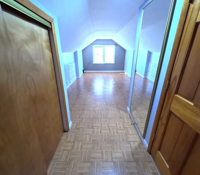 Building Photo - Exceptional single-family near UIC-DePaul University -North Park University