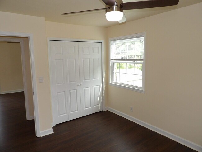 Building Photo - 102 Cedar Dr