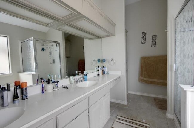 Building Photo - 4510 Silver Hollow Dr