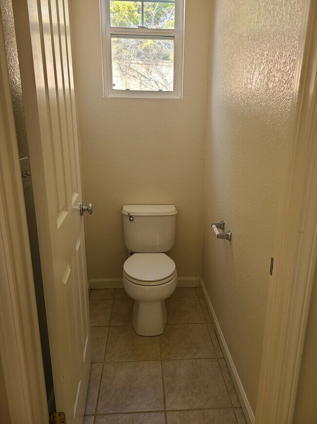 Building Photo - Willow Springs 4 Bdrm, 3 Bath