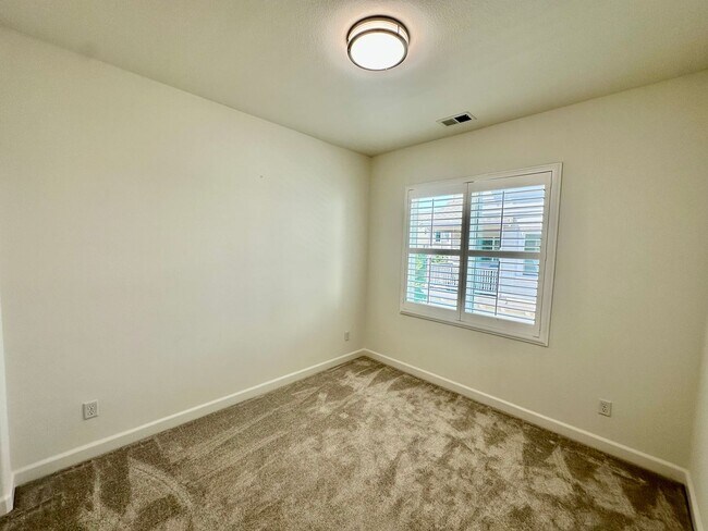 Building Photo - Beautiful Newer Home, Very Clean- Move In ...