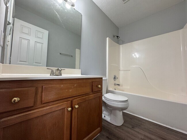 Building Photo - Spacious 3 bedroom, 2 bathroom home near Russell Sims park