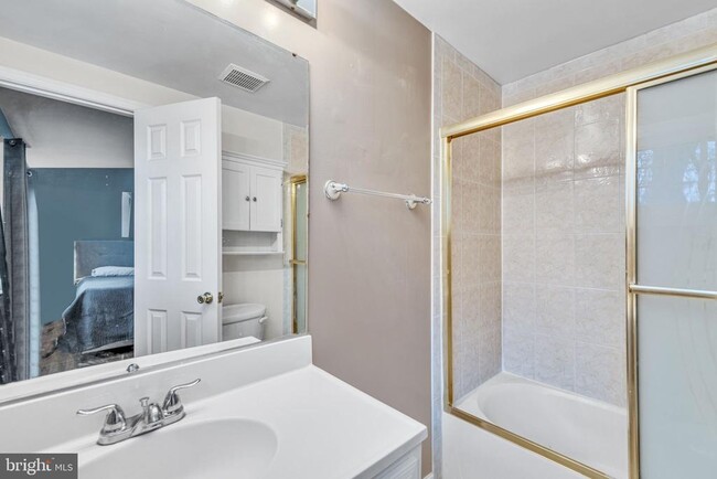 Building Photo - 4415 Elmwood Dr