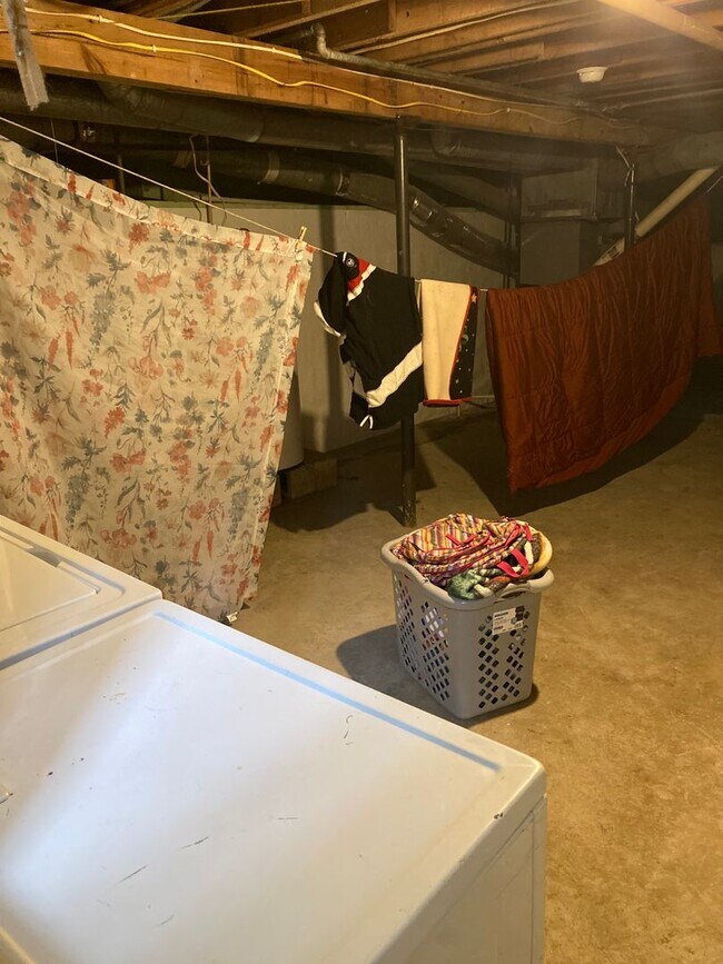 Building Photo - 3 bedroom, 1 bath House: Available August ...