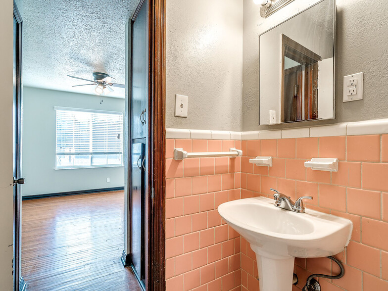 Building Photo - The Vintage Apartments