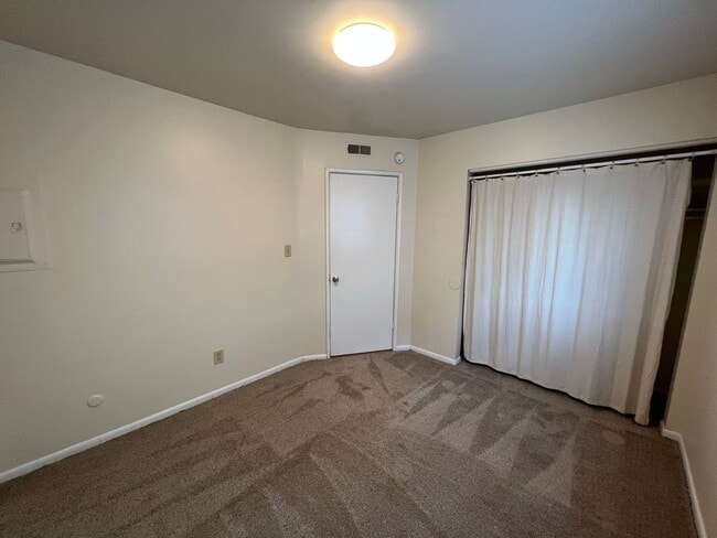 Building Photo - 300 E 16th Ave