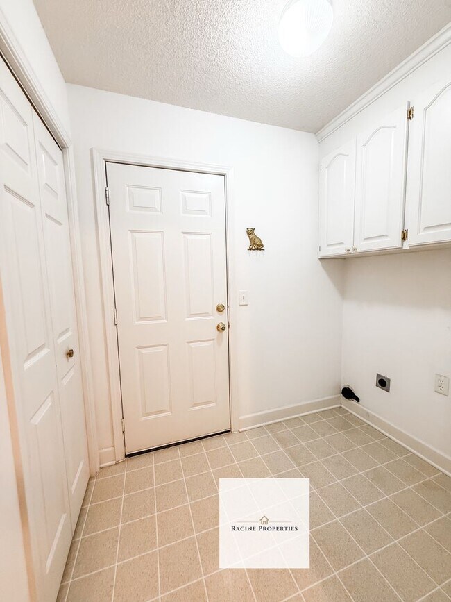 Building Photo - Quiet Living in Easley!