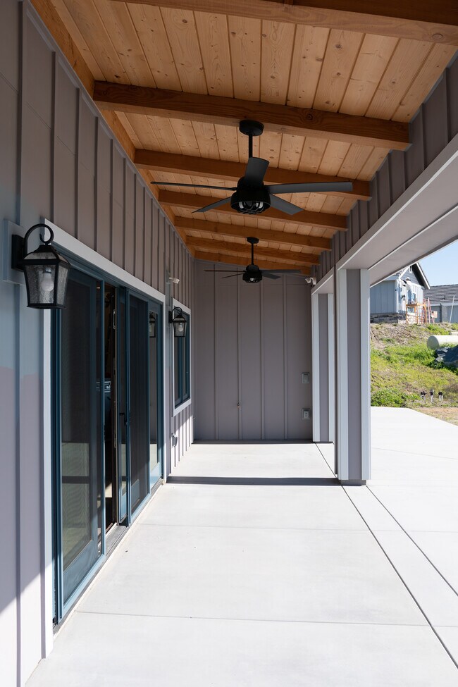 Building Photo - 9941 Los Nidos Ln