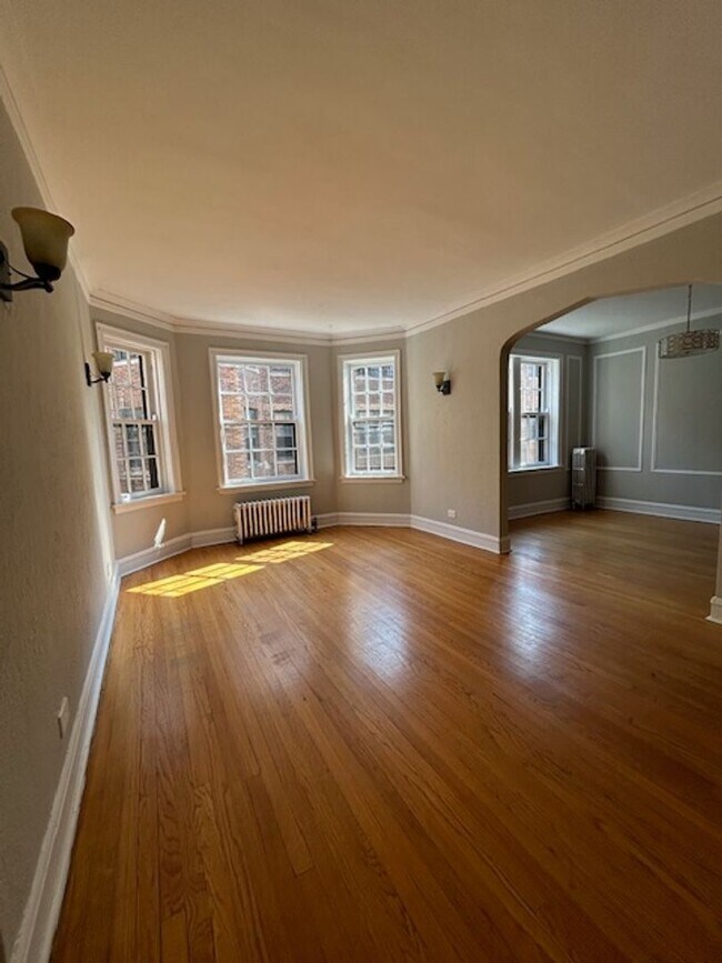 Building Photo - Bright and Sunny Unit ~ One Bed/One bath ~ Heat Included ~ Pets Welcome