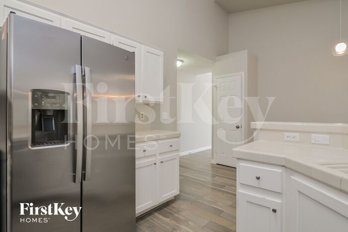Building Photo - 827 Centaur Ave