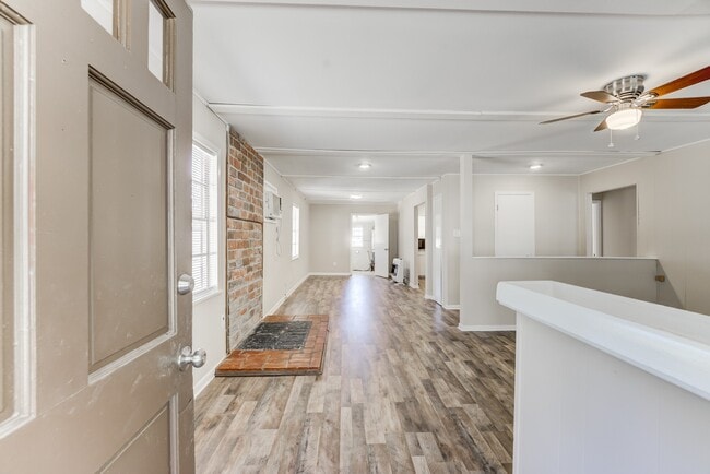 Building Photo - 711 Cherokee Dr